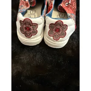 Hey Dude Wendy Patch Geo Flower slip on shoes size 5 red bandanna thumbnail 4