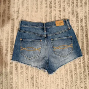 Abercrombie & Fitch High Rise Denim Cut Off Shorts Medium Wash Size 2 W26 thumbnail 6