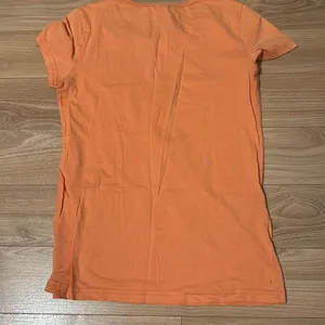 Hollister Women's 100%‎ Cotton t-shirt size large Cali '22 orange design thumbnail 5