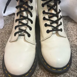 White Lace Up Dr. Martens White Leather Boots‎ Size 7 EUC thumbnail 5