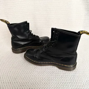 Dr Martens Black Smooth Shiny Leather 1460 Classic Combat Boots Women 9 Men 7 thumbnail 7