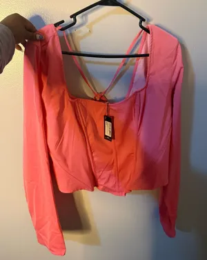 PrettyLittleThing Neon Pink Long Sleeve Cropped Top thumbnail 1
