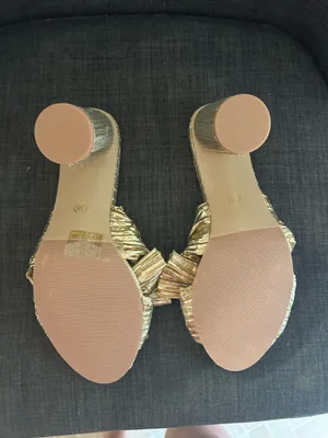 Gold bow heels Size 8 thumbnail 4