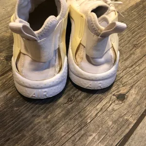 Women’s Nike Air Jordan Huaraches, size 9 thumbnail 3