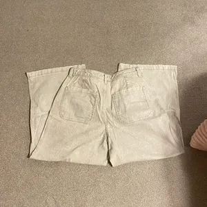 Universal Threads NWOT Cream Baggy Flare Cropped Denim Jeans thumbnail 3