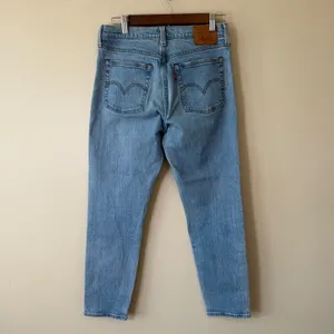 Levi's Premium Wedgie Fit Jeans Women's Size‎ 28 Button Fly High Rise Light Wash thumbnail 4