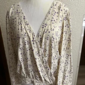 American Eagle Wrap Top Womens XL Cream Purple Floral Long Sleeve Viscose Blouse thumbnail 14