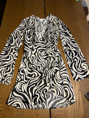 Y2K Black‎ and White Swirl Blouse thumbnail 4