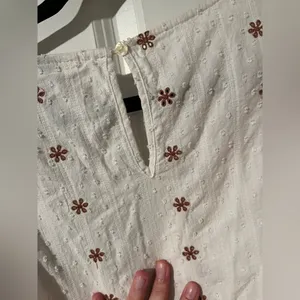Universal Threads Womens Top White Boho Floral Embroidered Eyelet Blouse Size L thumbnail 5