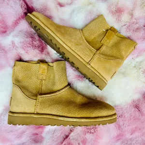 UGG Classic Unlined Mini Perf Tan Suede Ankle Boots 1016852 Size 7‎ Womens thumbnail 1