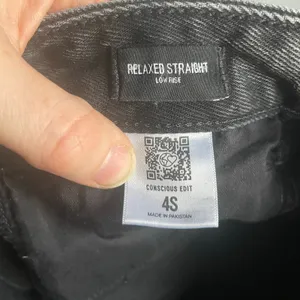 Express Relaxed Straight Low Rise Jeans Black sz 4 Short Y2K Minimalist Classic thumbnail 4