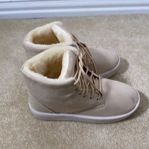 Women’s (or Men’s) Soft Faux Fur Lined Lace Up Boots Tan Size 39 EU NEW thumbnail 2