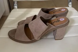 Y Not? Hope‎ Taupe Faux Suede Block Heel Mules Sandals Womens 11M Mauve Open Toe thumbnail 1