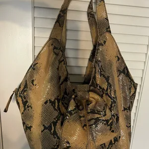 MELIE BIANCO CHIC Snakeskin Tote Bag-really cute-bow on front thumbnail 5