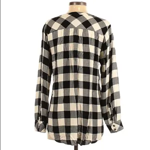 Universal Thread Women's Size Small Popover Blouse Black Cream Plaid Fleece‎ thumbnail 2
