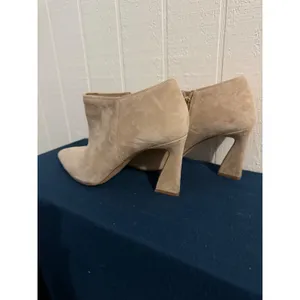 Vince Camuto Temindal Tan Suede Pointed Toe Flared Heel Ankle Boots Size 10M thumbnail 3