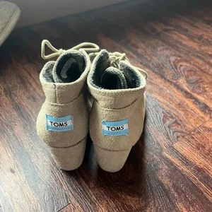TOMS Desert Wedge Taupe Suede Lace Up Ankle Booties Boots Tan W7 thumbnail 5