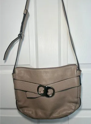 Tory‎ Burch Crossbody Bag Pebbled Leather Taupe Silver Logo Buckle Medium Greige thumbnail 1