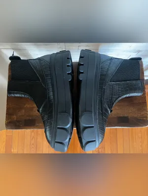 Sorel Women's Caribou X Platform Chelsea Boots in size 9. thumbnail 4