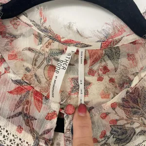 Anthropologie‎ Feather Bone Elena Floral Lace Trim Blouse Women's Size 4 thumbnail 4