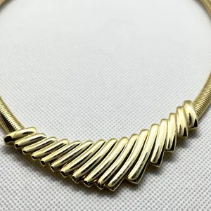 VTG NWOT 1980s Polished Gold Tone Ribbed Chevron Shaped Pendant Choker Necklace thumbnail 3