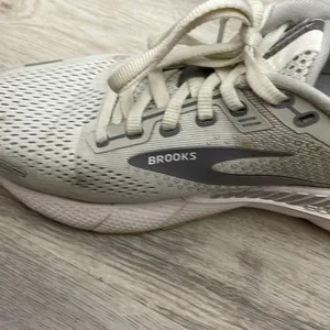 Brooks Gray & White Adrenaline GTS 22 Supportive Running Shoe Women's Size 8.5 thumbnail 14