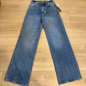 NWT Billabong High Waisted Wide Leg Faded Medium Wash Jeans Size 24 thumbnail 1