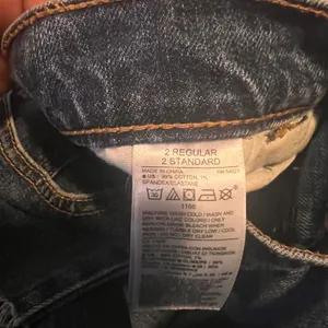 Old Navy Women Boyfriend Straight Jeans Distressed Frayed Hem Dark‎ Wash Size 2 thumbnail 3