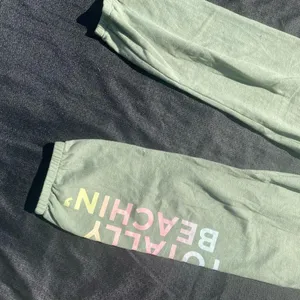 💚 VTG Vintage 2016 Victoria’s Secret XS Sage Green Totally Beachin’ Sweatpants Joggers 💚 thumbnail 3