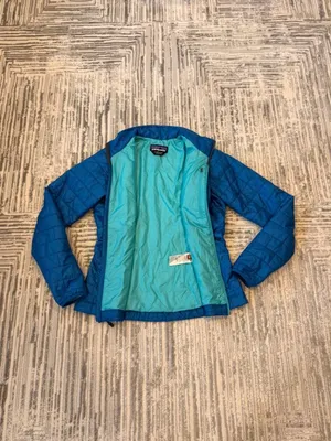 Patagonia women's small "Nano Puff" Blue Insulated Jacket Retails $239. thumbnail 4
