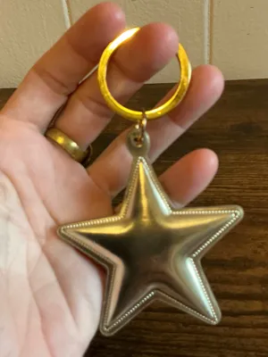 A rare HTF MARC JACOBS Gold Tone Metallic Padded Star Key Chain / Purse Charm thumbnail 2