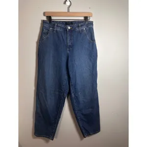 Banana Republic Mid-Rise Barrel Jean Medium‎ Wash Blue Denim 27/4 Knee Dart thumbnail 4