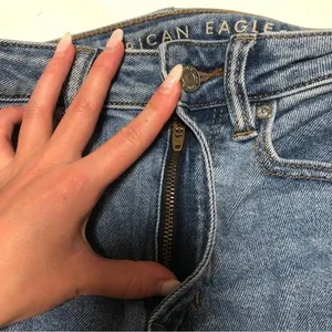 American Eagle Mom Jean Stretch High Waist Mid-Light Wash Denim Size 2 Regular thumbnail 5