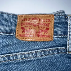 Levi's Women's High Rise Skinny Leg w/Cuffs Medium Wash Blue Jeans-Size 25 thumbnail 6