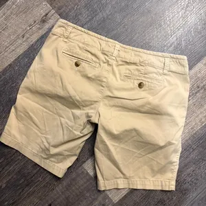 Low Rise 2000s American Eagle tan‎ cargo shorts thumbnail 3