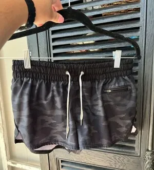 Vuori women’s‎ shorts camo small thumbnail 1