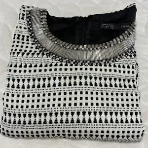Zara Basic Textured Shift Dress Small‎ Black White Embellished Neckline Career thumbnail 2