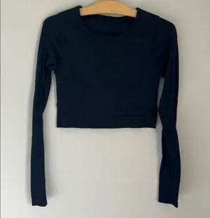 Lululemon ribbed Navy long sleeved crop top. Size 6 thumbnail 1