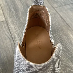 Universal Threads Ankle Height Grey Snakeskin Booties • Size 7 thumbnail 4