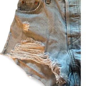 Levis 501 XX cut off distressed denim shorts shot pants daisy dukes Size W 29. thumbnail 3