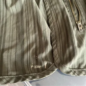 ATHLETA Perfect STRIPE SWAY Subtle Stripe Shorts ZIP Pocket thumbnail 5