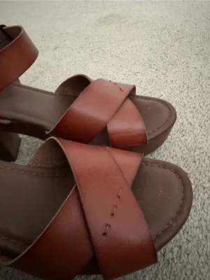 Universal Threads Women’s Brown Leather Crisscross Strap Sandals thumbnail 4