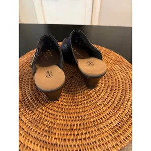 Clarks‎ Bendables Black Leather Laser Cut Floral Clogs Mules Buckle Heels Womens thumbnail 4