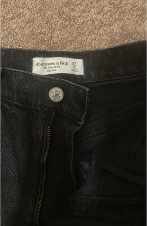 Abercrombie & Fitch The Mom Short-high rise thumbnail 2