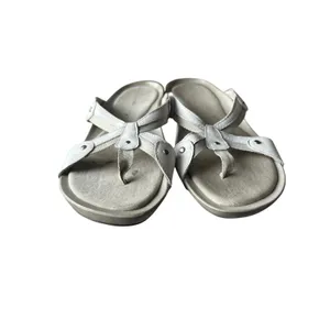 Clark’s white leather classic comfort flip flop sandals size 8.5 thumbnail 2