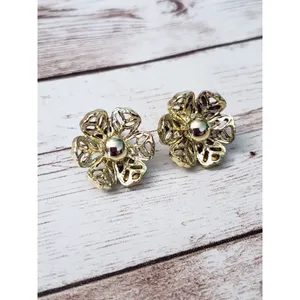 Vintage Clip On Earrings - Slightly Over 5/8" Gold Tone Flower thumbnail 2