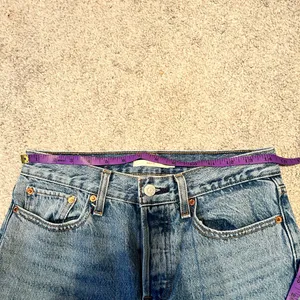 Levi's‎ wedgie size 27 skinny frayed hem button up fly medium wash thumbnail 2