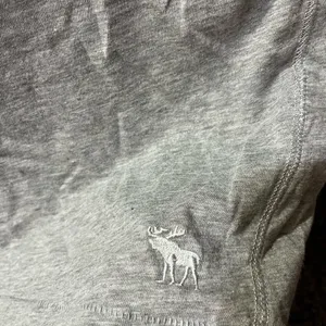Abercrombie & Fitch off the shoulder Gray Short Sleeve Tee thumbnail 2