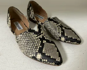 Steve Madden Black and Cream Snakeskin Flats like new !! thumbnail 1