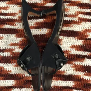 Brighton Tula Whimsygoth Coquette Black leather floral faux pearl sandals thong kitten heels pumps embellished-6.5M thumbnail 4